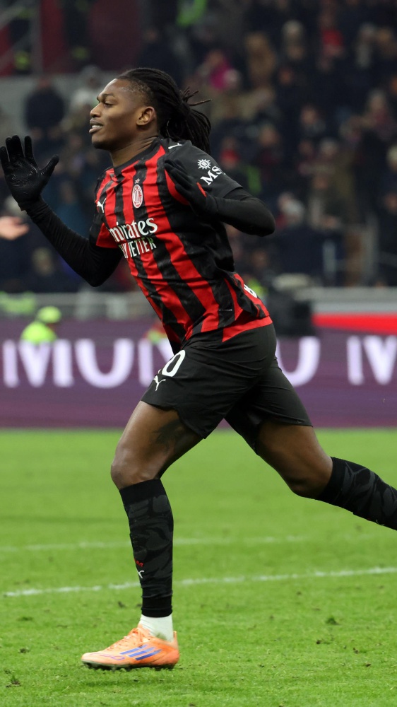 Il Milan non va oltre l'1-1 col Genoa. Cremonese avanti, ma il Cagliari rimonta: allo Zini finisce 2-2