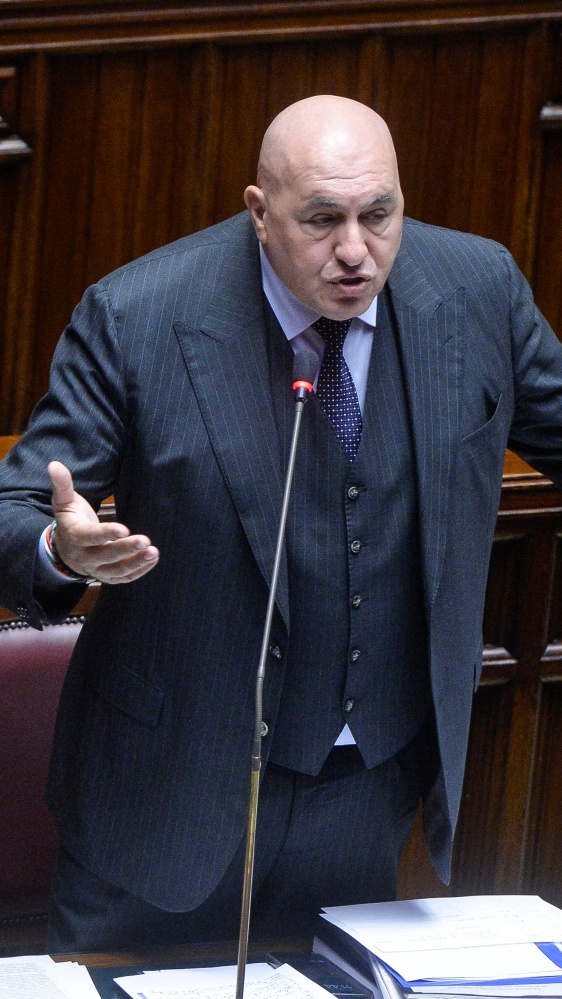 Il ministro Guido Crosetto ricoverato in ospedale per forti dolori al petto, sospetta pericardirte