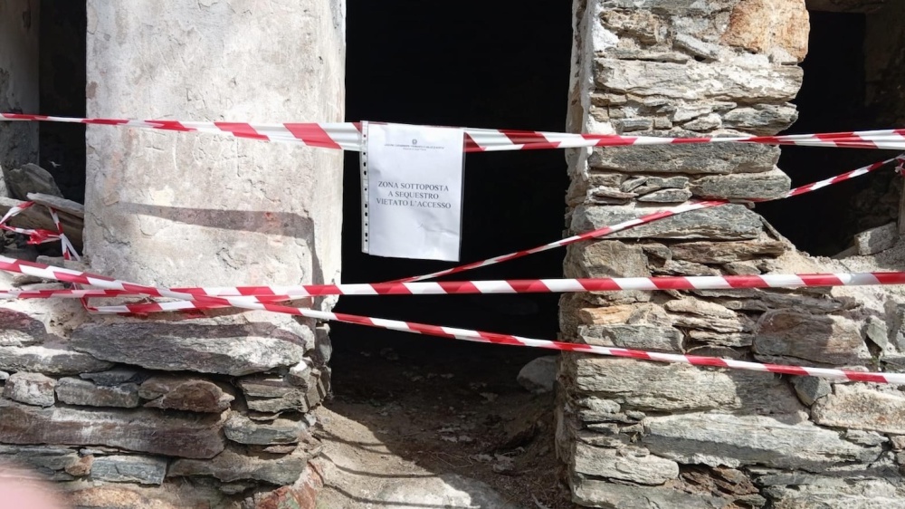 Il mistero dell'omicidio della ragazza francese nella chiesa diroccata in Val D'Aosta, si cerca l'assassino
