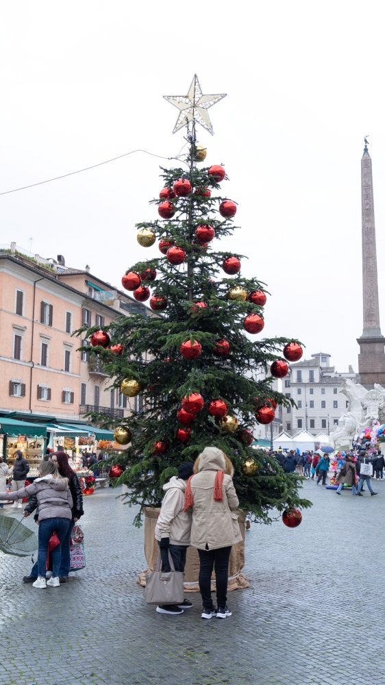 Il Natale, la corsa finale ai regali con un occhio alle previsioni per scoprire che tempo farà