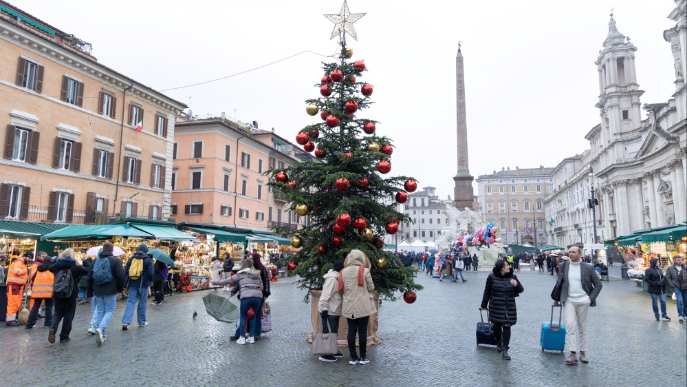 Il Natale, la corsa finale ai regali con un occhio alle previsioni per scoprire che tempo farà