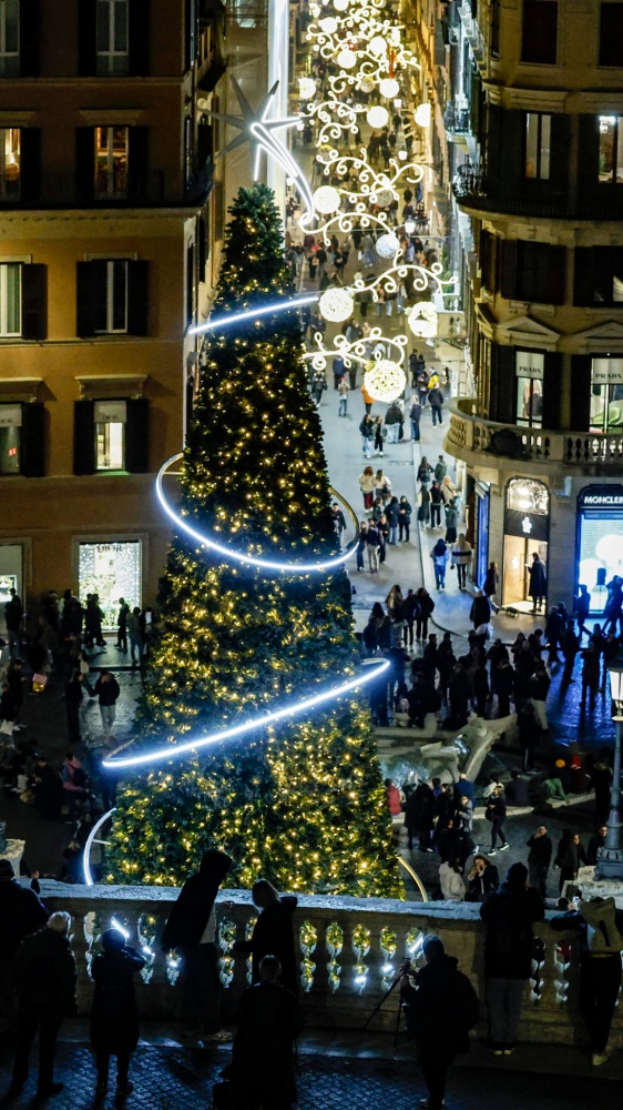 Il Natale degli italiani, tra la corsa agli ultimi regali e i preparativi per il pranzo con i parenti