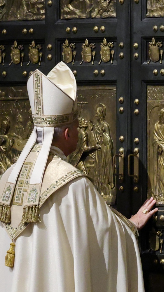 Il Papa ha chiuso la Porta Santa, il Giubileo della Speranza è ufficialmente finito
