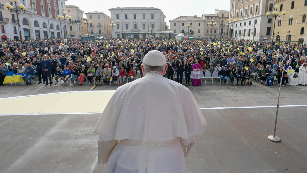 Il Papa in visita all'Aquila saluta i terremotati: "Siete gente resiliente, avete retto l'urto del sisma"
