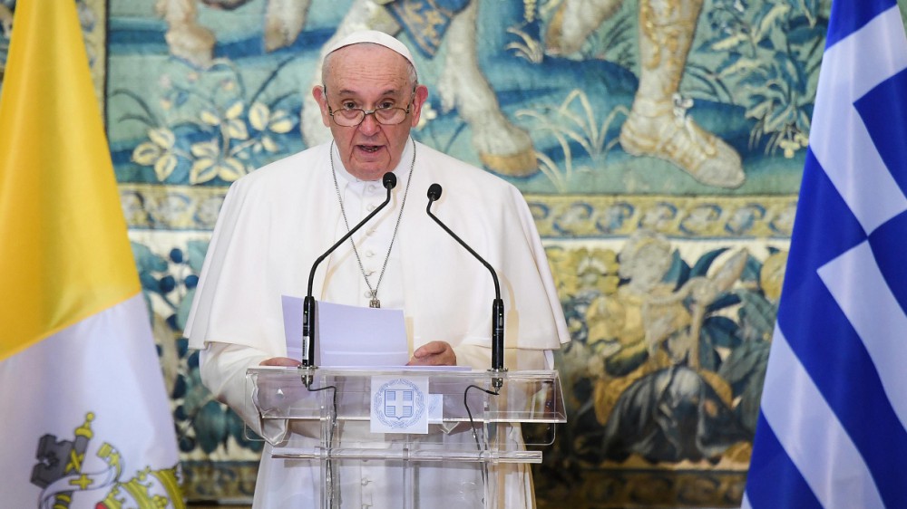 Il Papa tra i profughi di Lesbo, chiusure e nazionalismi portano a esiti disastrosi