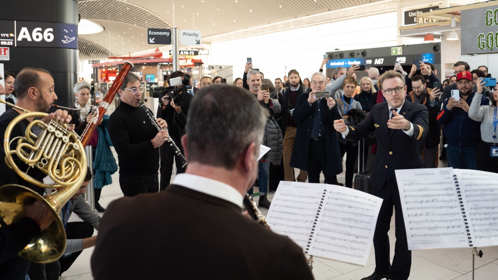 Il pilota - direttore d'orchestra Daniel Harding improvvisa un concerto all'aeroporto Leonardo Da Vinci