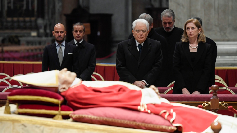 Il primo lungo omaggio a Benedetto XVI. Al via allestimento piazza per i funerali