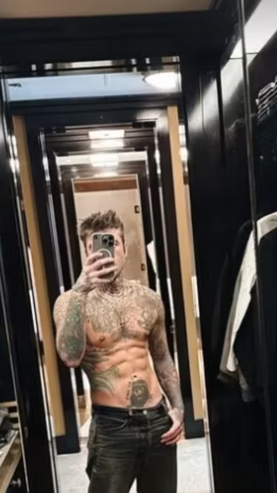 Il ritorno di Fedez sui social: spunta un misterioso viaggio in America con le frasi di una canzone