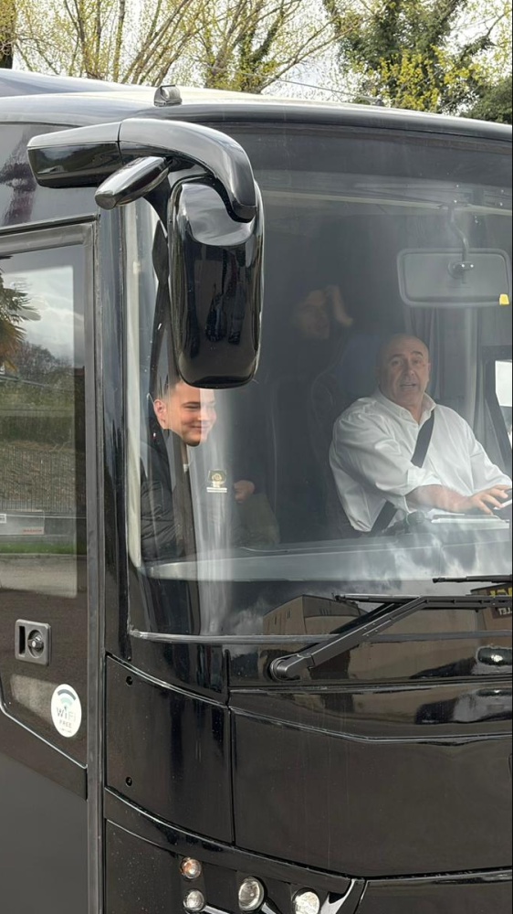 Il sindaco di Terni Stefano Bandecchi si regala un pullman per il compleanno. Guardate le foto! - 