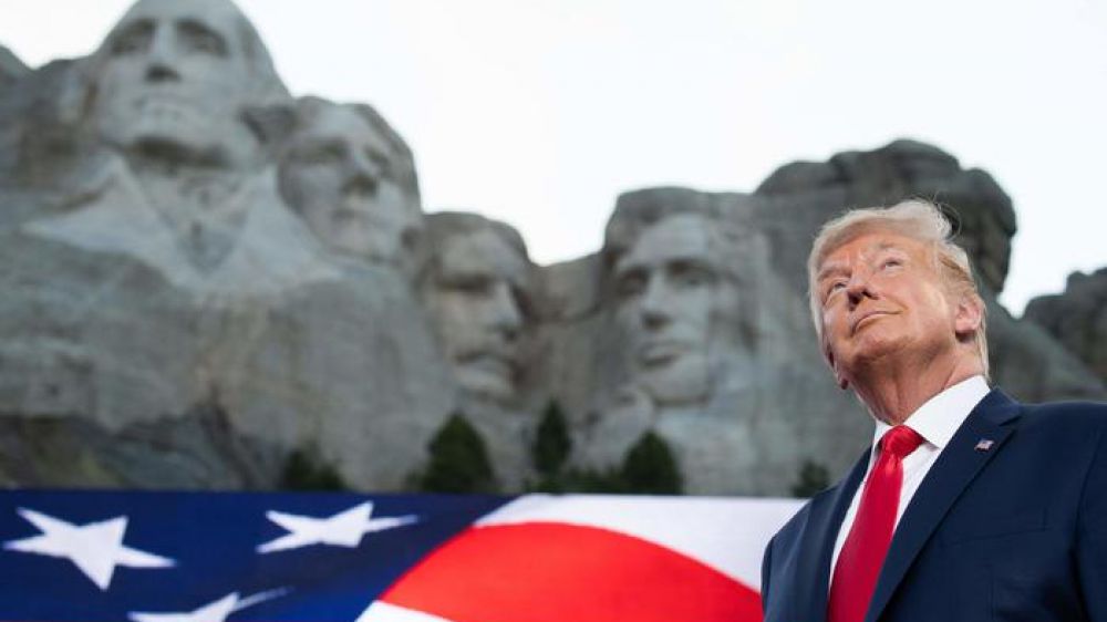 Il sogno segreto del presidente americano Trump, far scolpire il proprio volto sul Monte Rushmore, ma lui smentisce