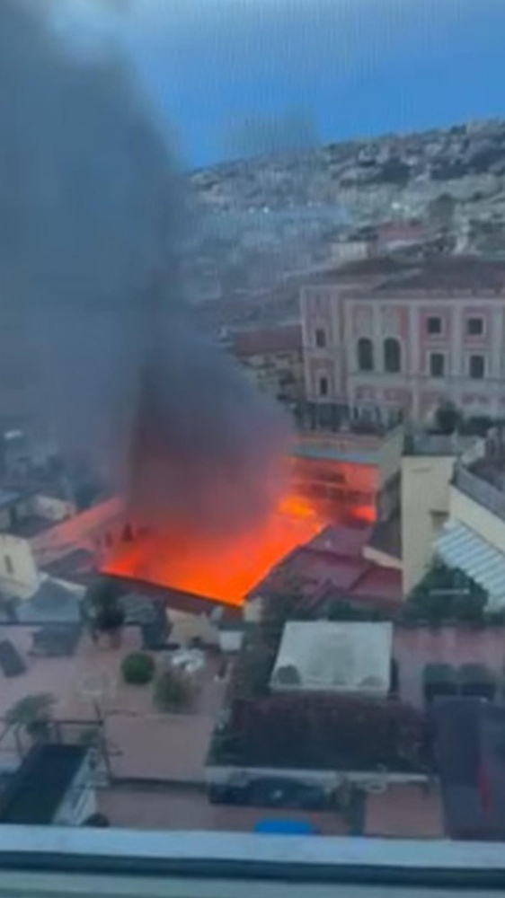 Il teatro Sannazaro di Napoli distrutto dalle fiamme. La "bomboniera di via Chiaia" in cenere, il dolore della città