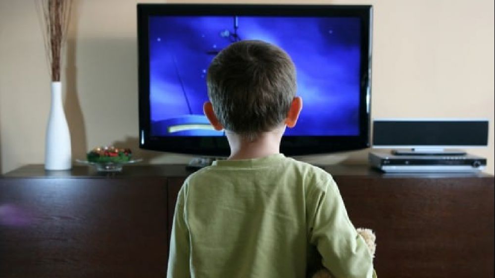 Il tempo trascorso davanti agli schermi modifica il cervello dei bambini