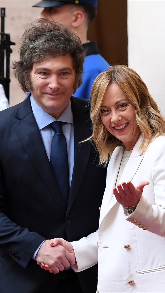 Il tesoretto di doni raccolto da Giorgia Meloni in 31 mesi di governo: scarpe di pitone, gioielli, quadri e tappeti