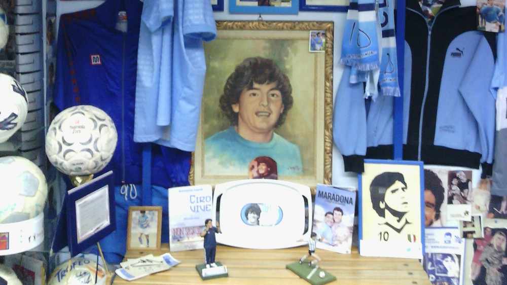 Il tesoro di Maradona, appartamenti di lusso, auto, ma anche cimeli di ogni tipo in un container sigillato