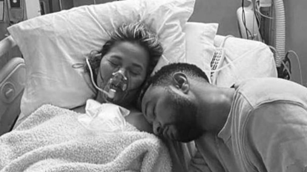 Il tragico annuncio di Chrissy Teigen e John Legend, "Non siamo riusciti a salvare il nostro bambino"