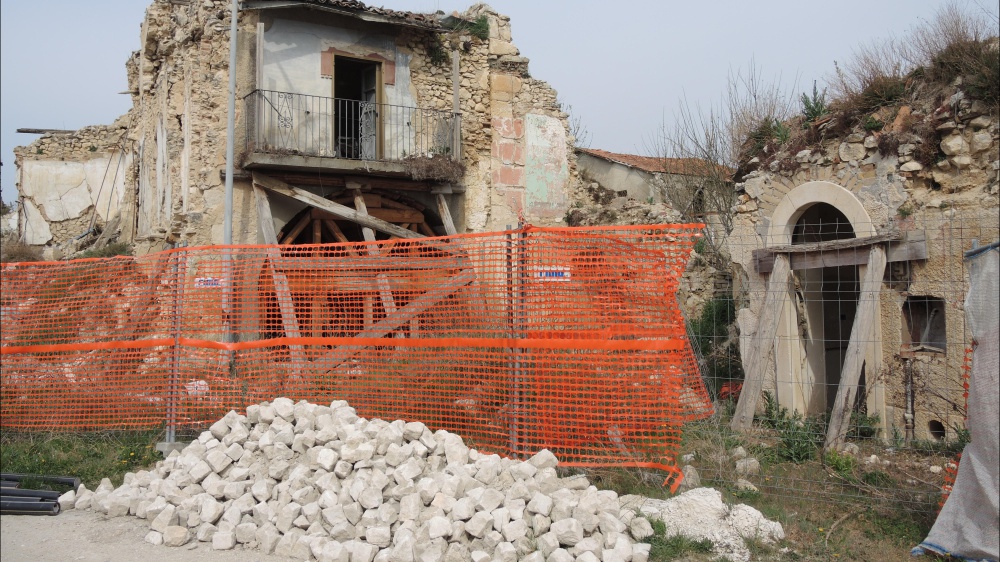 Il tribunale de L'Aquila condanna i morti del palazzo crollato per il sisma del 2009: imprudenti, dovevano scappare