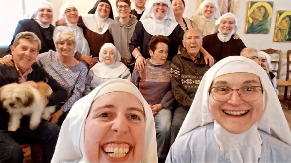 Il Vaticano scomunica le “suore dei cioccolatini”: le monache clarisse dovranno abbandonare il loro convento