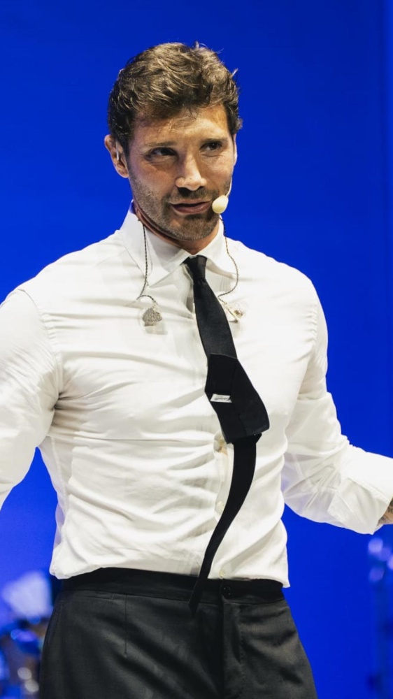 Il video di Stefano De Martino, lo showman è stato allertato da un follower