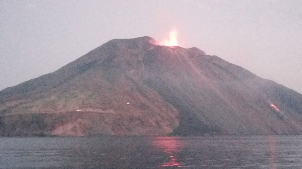 Il vulcano di Stromboli erutta, alzato il livello di allerta