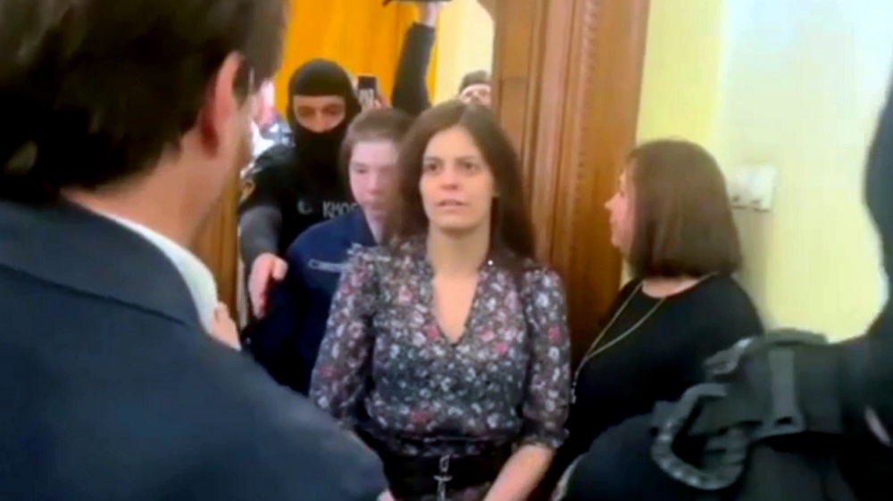 Ilaria Salis è uscita dal carcere di Budapest, ora è agli arresti domiciliari in Ungheria