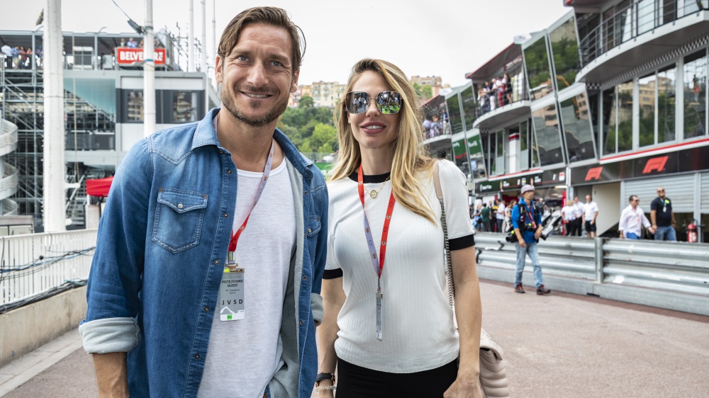 Ilary Blasi denuncia Totti per abbandono di minore: "Ha lasciato Isabel da sola a casa"