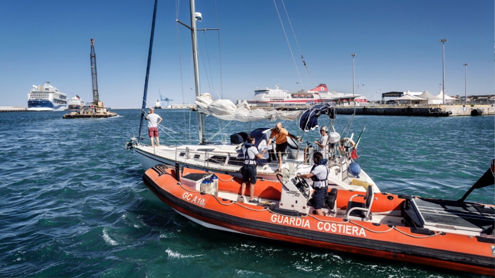 Imbarcazione da diporto prende fuoco al largo di Livorno, salvi i 9 occupanti, a bordo anche tre ragazzi