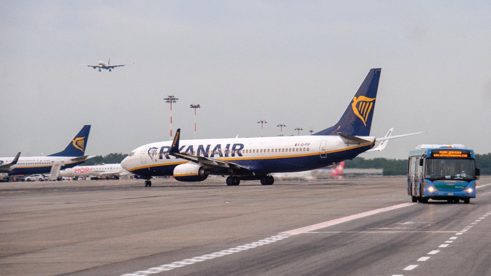Imprenditore bandito a vita da tutti i voli Ryanair dopo aver litigato con lo steward per l’utilizzo della toilette