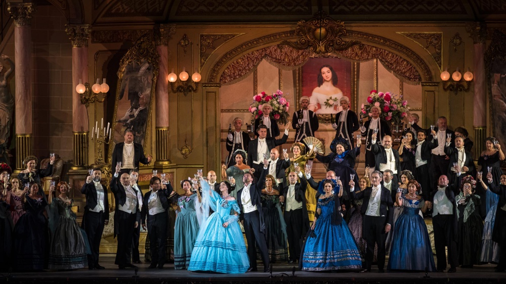 In Arena di Verona debutta La Traviata, ultima regia Zeffirelli. E l’atmosfera dei salotti parigini del 1800 incanta il pubblico