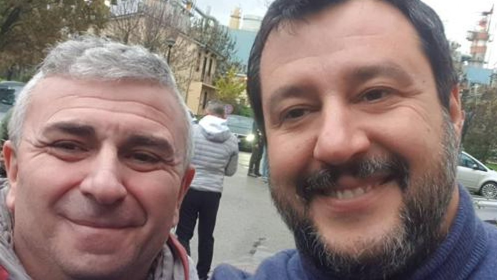 In malattia fa un selfie con Salvini, licenziamento nullo, il tribunale ha condannato l'azienda al reintegro