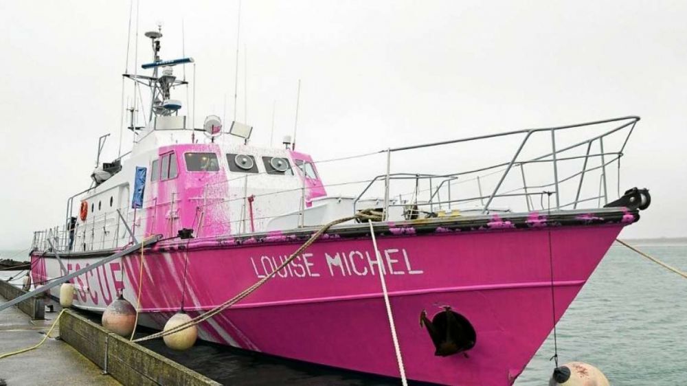 In mare la Louise Michel, nave umanitaria, dipinta di rosa e bianco da Banksy