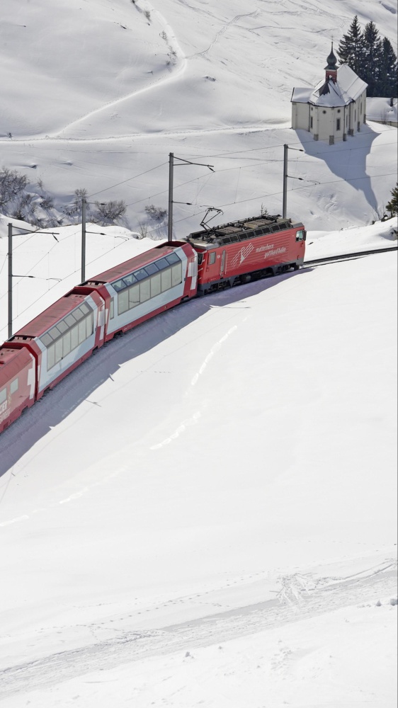 In Svizzera una valanga provoca il deragliamento di un treno, ci sono feriti