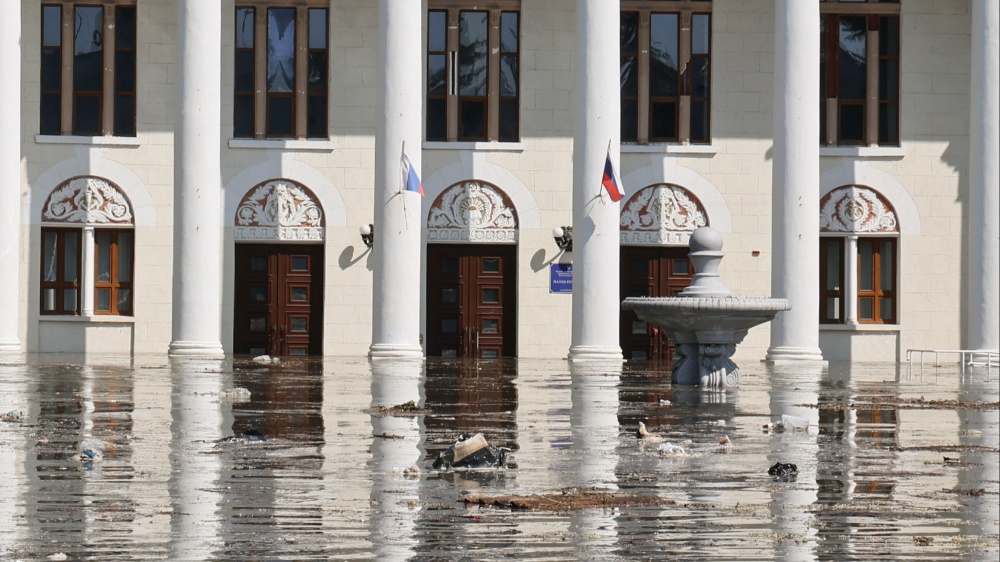 In Ucraina colpita una diga nella regione di Kherson, evacuazioni in corso