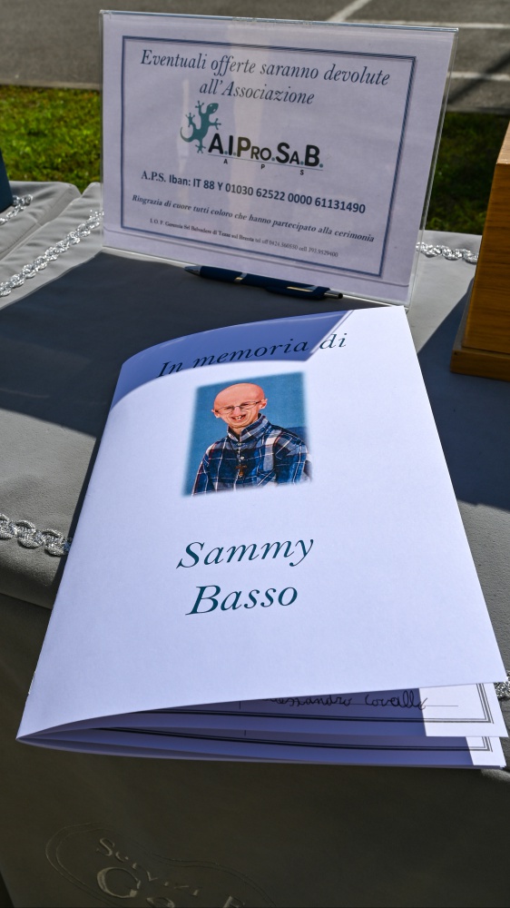 In Veneto i funerali di Sammy Basso, il biologo e scrittore è morto sabato sera a causa di un malore improvviso