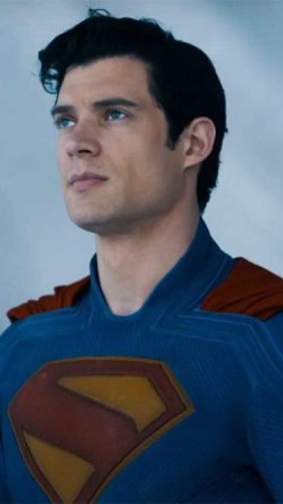 Incassi, Superman continua a volare alto mentre Jurassic World non molla e conquista 650 milioni in tutto il mondo