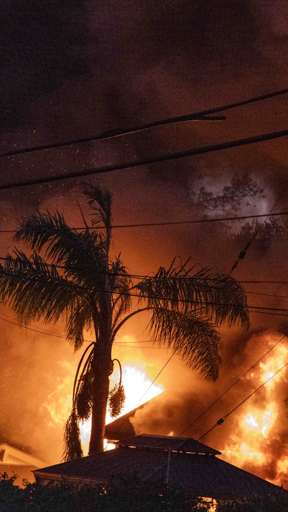 Incendi a Los Angeles: sale 16 il bilancio delle vittime. Domato solo l'11% dei roghi