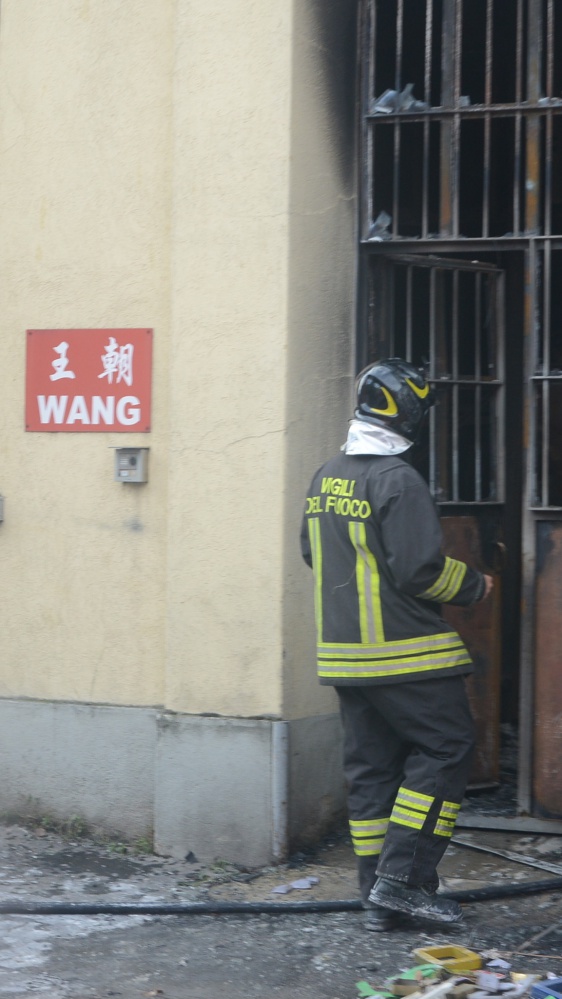 Incendio in un emporio a Milano, tre fermati per il rogo che uccise tre giovani