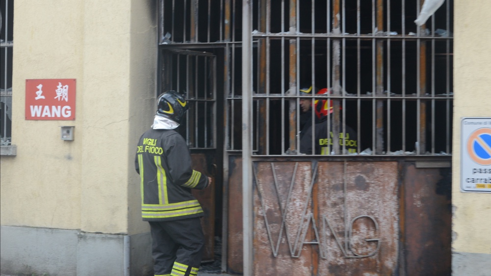 Incendio in un emporio a Milano, tre fermati per il rogo che uccise tre giovani