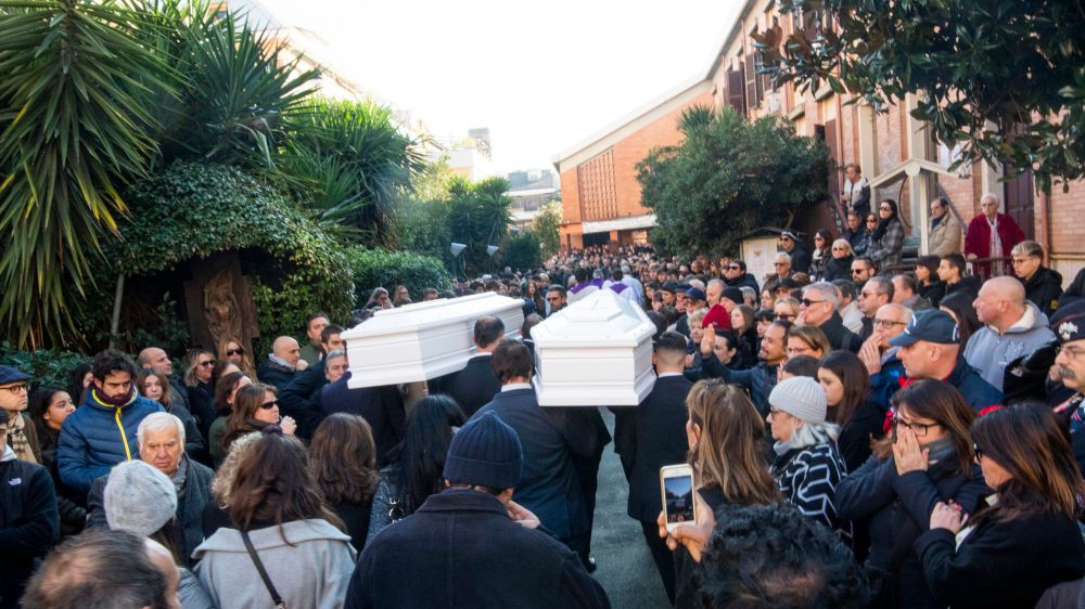 Incidente corso Francia, a Roma i funerali di Gaia e Camilla