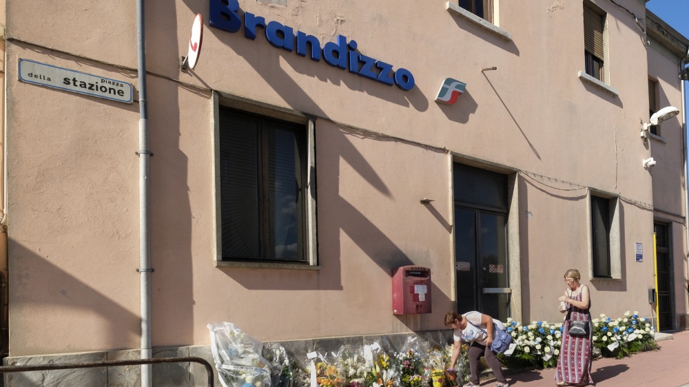 Incidente di Brandizzo, spunta un video girato poco prima della tragedia: "Se dico treno, andate da quella parte".