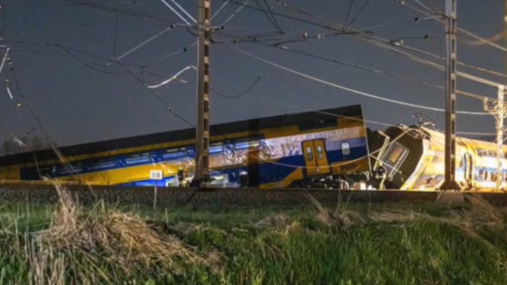 Incidente ferroviario in Olanda, un treno si scontra con una gru, bilancio: un morto e trenta feriti