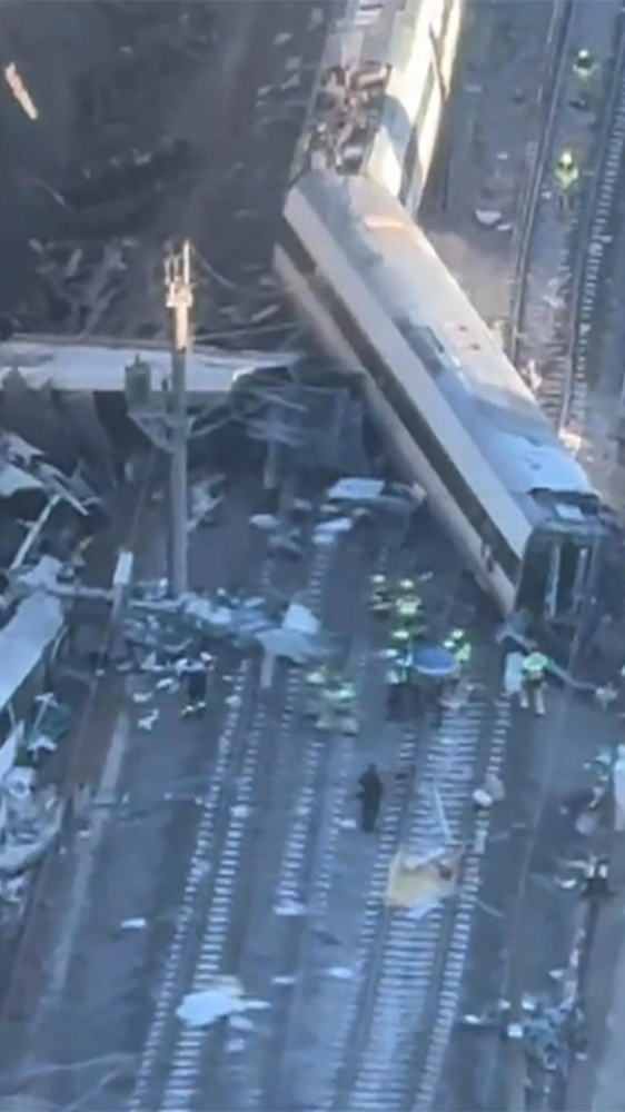 Incidente ferroviario in Spagna, 39 vittime, centinaia di feriti. L'ipotesi di un giunto saltato. Le testimonianze