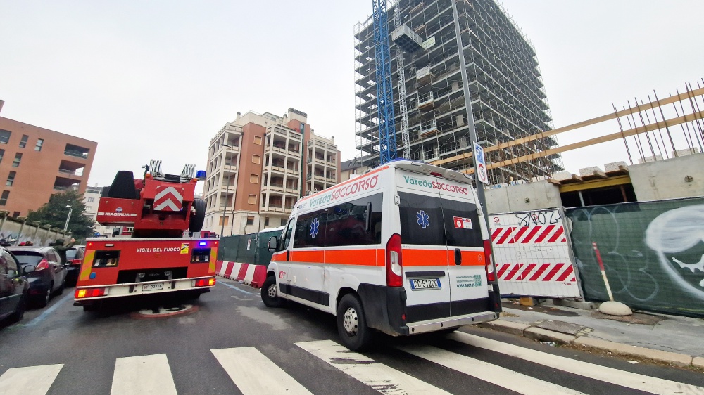 Incidente mortale in un cantiere a Milano, deceduto un operaio di 28 anni, era di origine egiziana