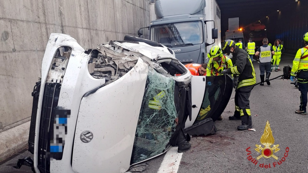 Milano, incidente sulla tangenziale nord tra un'auto e un camion. Due ragazzi sono morti