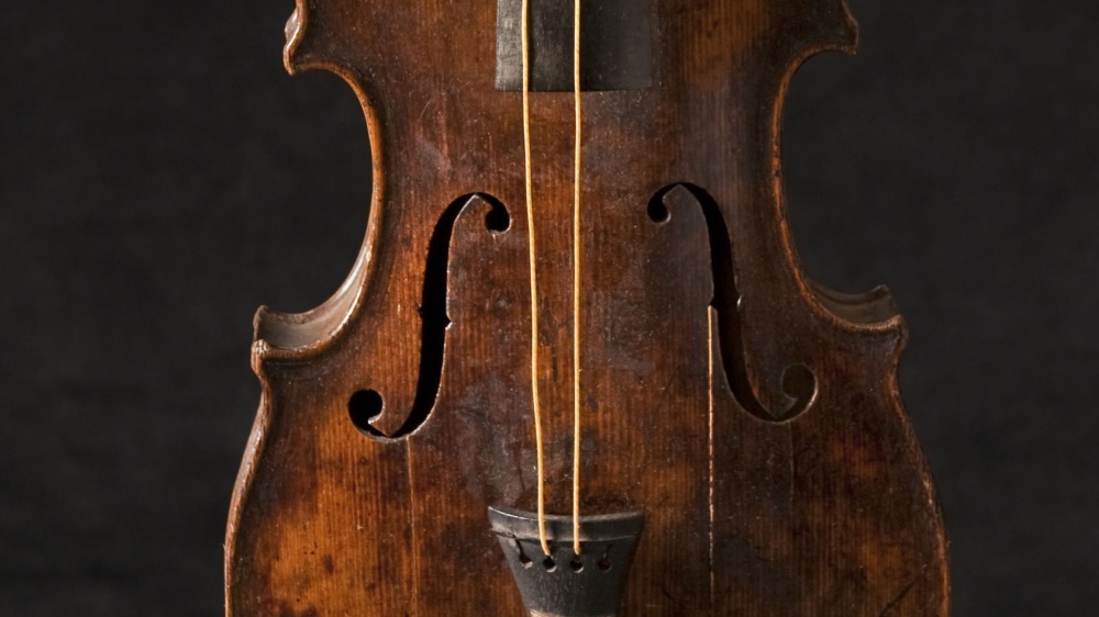 Incredibile ritrovamento tra i rifiuti: un violino del ‘700