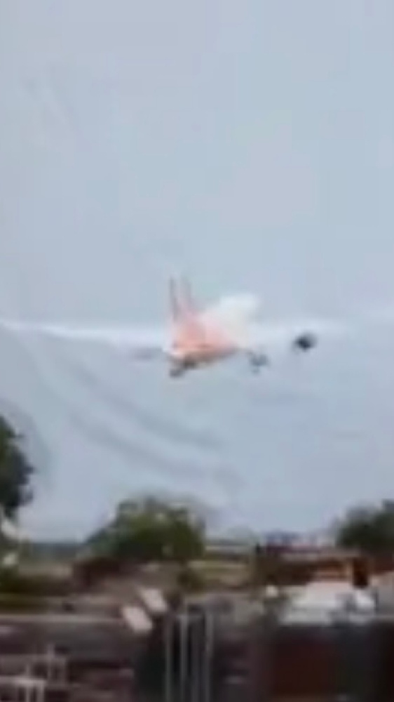 India, aereo diretto a Londra si schianta dopo il decollo. A bordo c'erano 242 persone