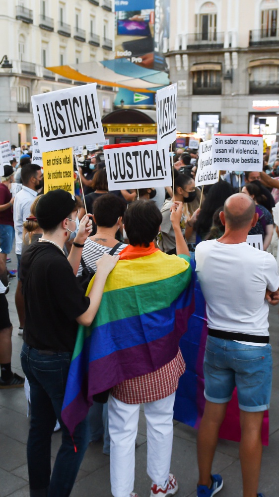 insulti, calci e pugni ad una coppia gay al Pigneto a Roma, camminavano tenendosi per mano