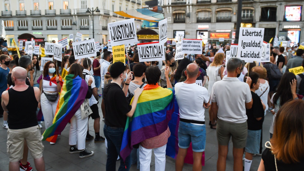 insulti, calci e pugni ad una coppia gay al Pigneto a Roma, camminavano tenendosi per mano