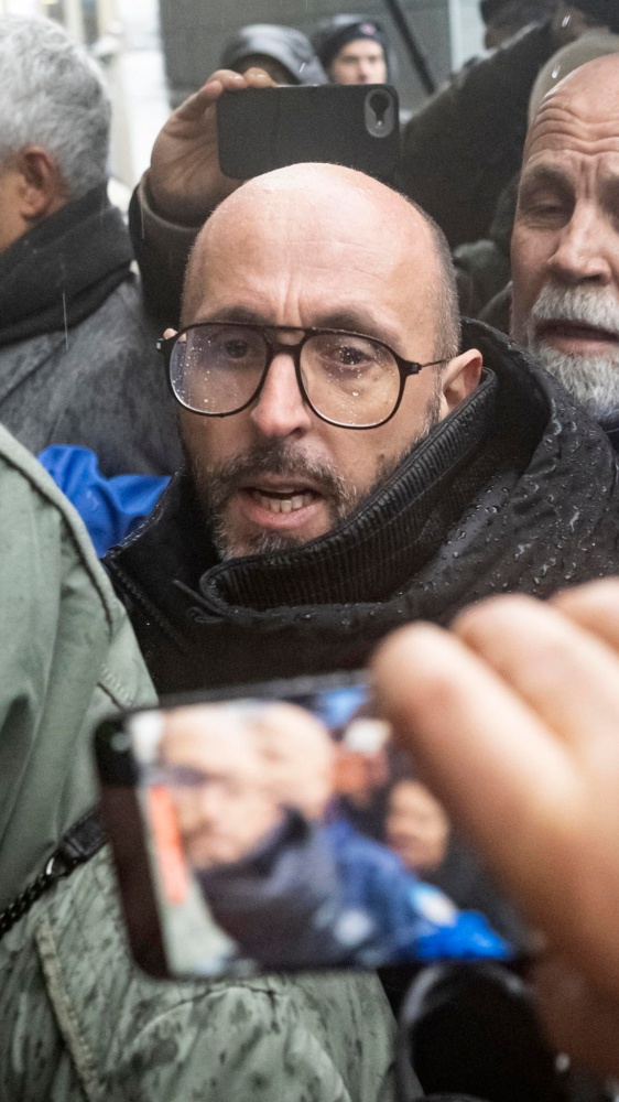 Insulti e spinte, i familiari delle vittime di Crans-Montana contestano i coniugi Moretti