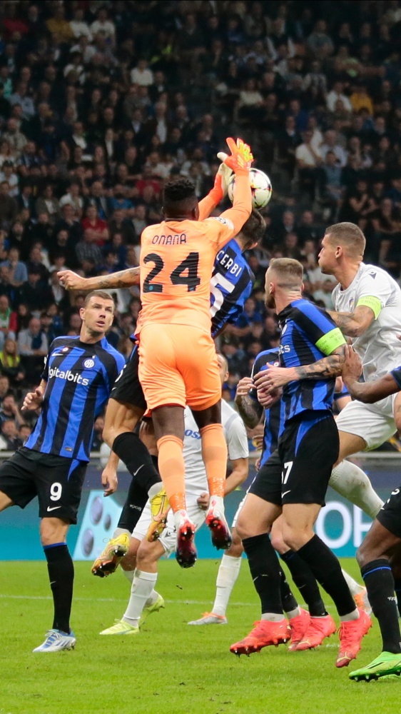 Champions League, l'Inter annienta il Viktoria Plzen, Napoli show al Maradona