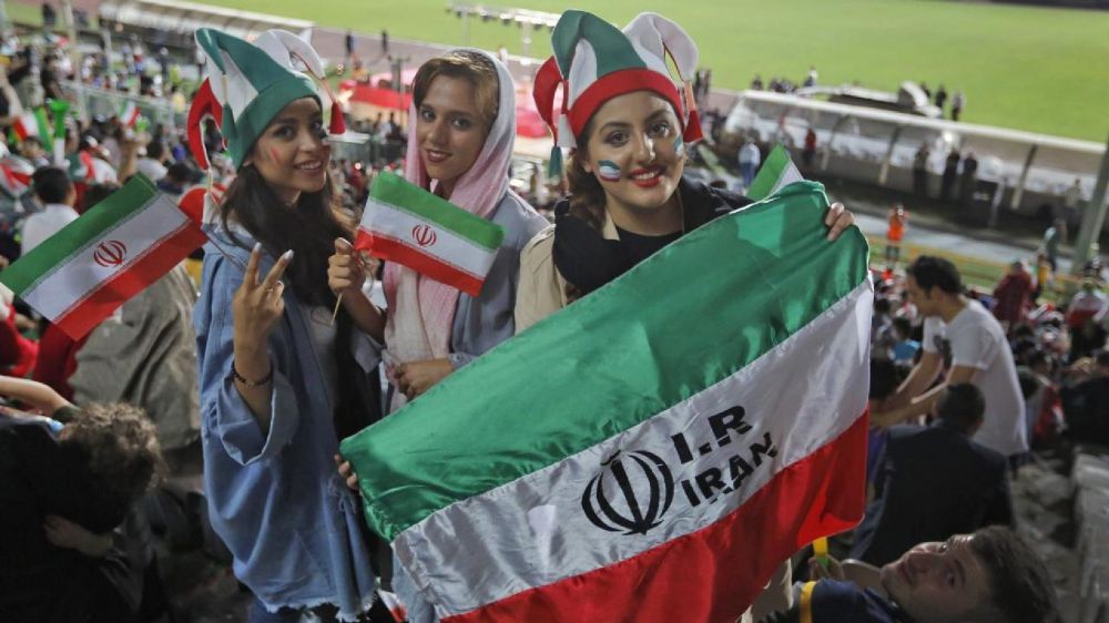 Iran, le donne tornano allo stadio dopo 40 anni